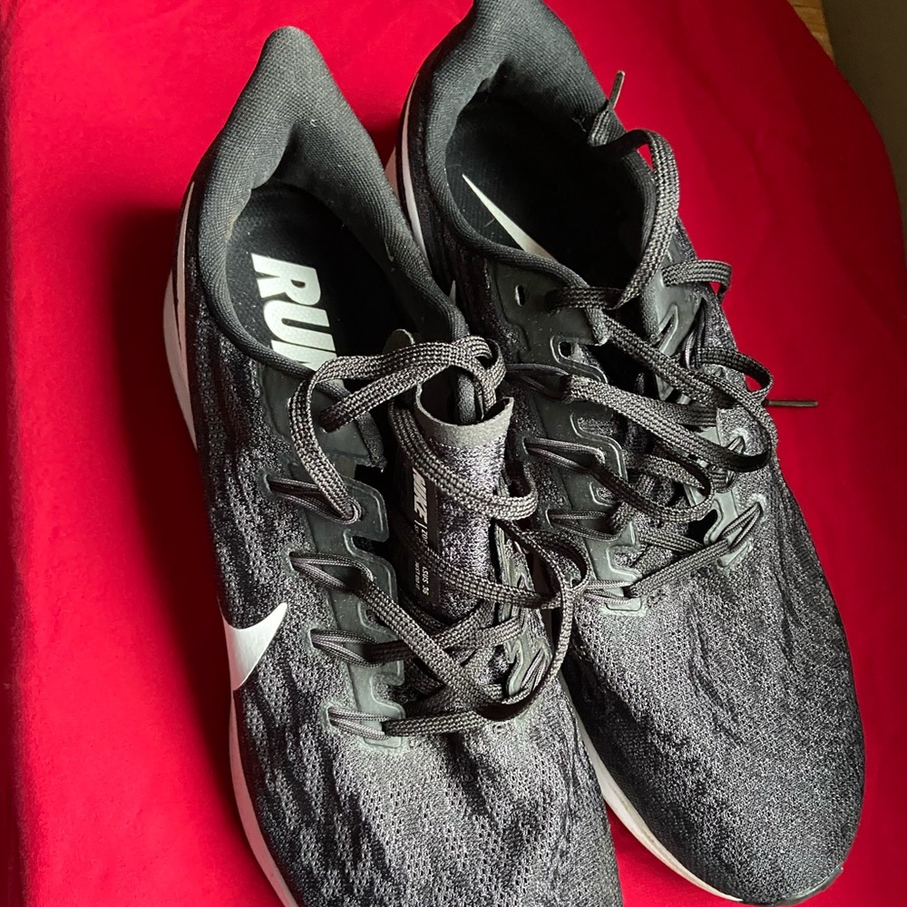 NEW NIKE ZOOM MENS SNEAKERS
